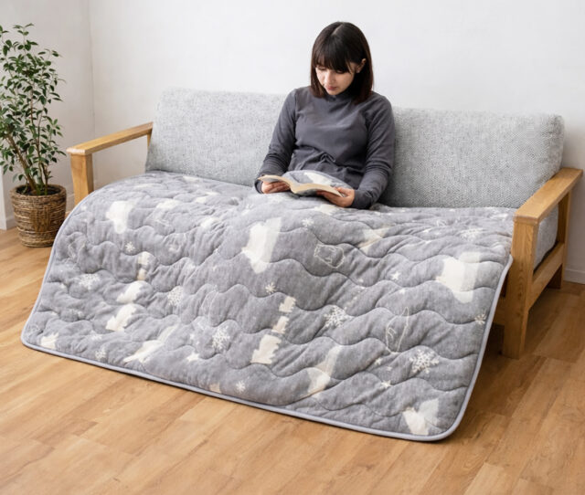 ラグとポケットこたつが一体化した #クッションラグ。ソファ前に敷けば床からの冷えをしっかりガード！ひざ掛け代わりにも使えて、くるっと包まれるようなぬくもりが◎ふんわり素材で肌触りも心地よく、寒い日のくつろぎ時間に欠かせない、頼れる「冬アイテム」です。