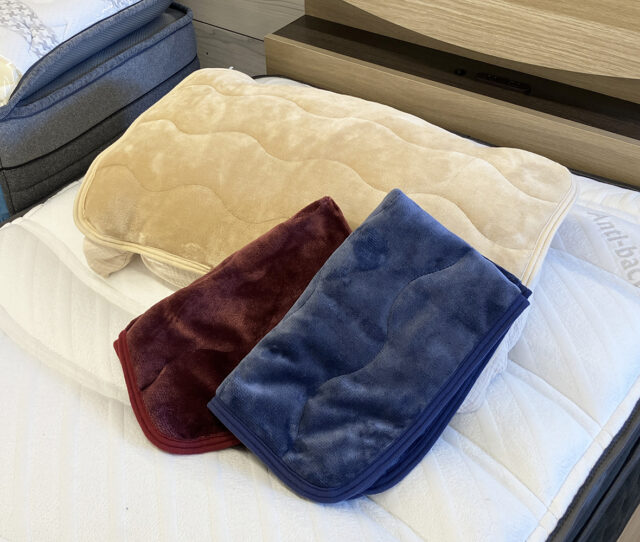 首元から、じんわりあたたか。とろけるような肌触りの #フランネル枕パッド。体から出る湿気を吸収して発熱するので、冷えやすい首元も優しく包み込みます。ゴム付きなので着脱も簡単♪