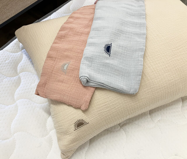 洗うたびに柔らかさが増す♪綿100％の #ガーゼ枕カバー。通気性◎蒸れにくいから季節を問わず快適！優しい肌触りで顔まわりに触れてもストレスを感じにくい。毎日使うものだからこそ、心地よさにこだわりたい方にオススメです。