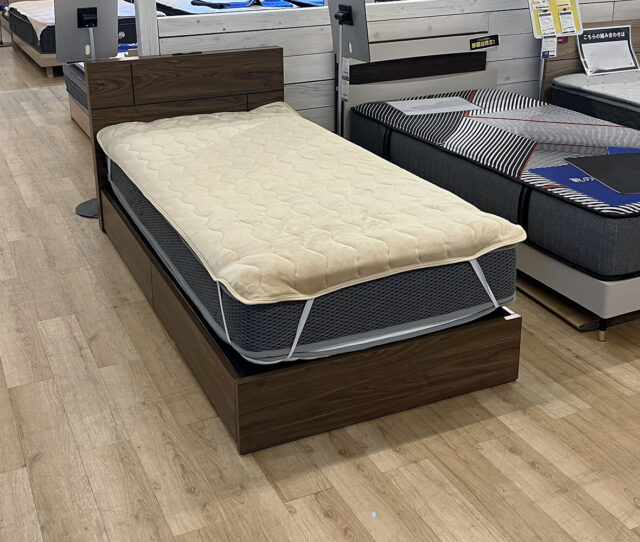 触れた瞬間とろける。ふわふわフランネル #敷きパッド。体から出る湿気を熱に変える吸湿発熱素材で、じんわり続く温かさ◎寒い夜もベッドに入った瞬間から温もりを実感できます。