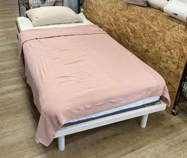 使うたび、気持ちがやわらぐ◎ふわっと軽くて、優しく包み込まれるコットンガーゼの #ブランケット。肌ざわりが柔らかく通気性◎オールシーズン使える１枚です。