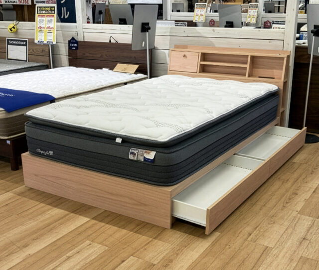 引き出し収納付きで、お部屋もスッキリ！今日持って帰れる #セミダブルベッドセット。ヘッドボードにはコンセント+照明付き。スマホ充電も可能。マットレスは、低反発のやさしさと、ポケットコイルの安定感◎