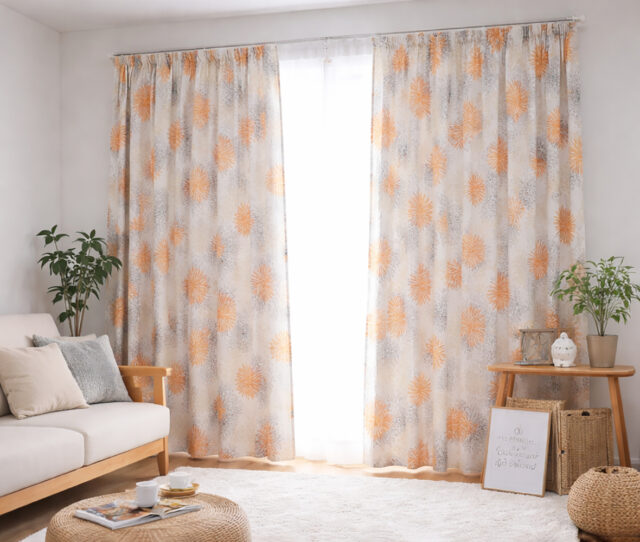 お部屋をパッと明るく！華やかな大柄フラワーが可愛い #既製カーテン。窓から入る日差しを適度に遮り、暗くなりすぎない遮光機能付き。既製カーテンなので即購入、当日設置が可能です！