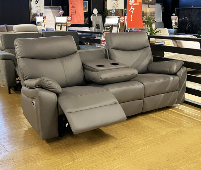 ふかふかな座り心地で、ゆったりリラックス♪すぐ持ち帰れる #3人掛け電動リクライングソファ。腕を下すと手元の位置にくるスイッチにはUSBポート付きで便利♪中央の背もたれを倒すとカップホルダー付きのテーブルに。