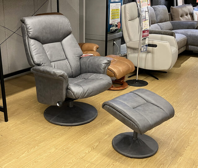 背もたれにもたれて体重移動すると簡単リクライング！包み込まれるような座り心地の #パーソナルチェア。座面下のストッパーでお好きな角度で固定も出来て◎ハイバックだから首も肩もラクラクです♪