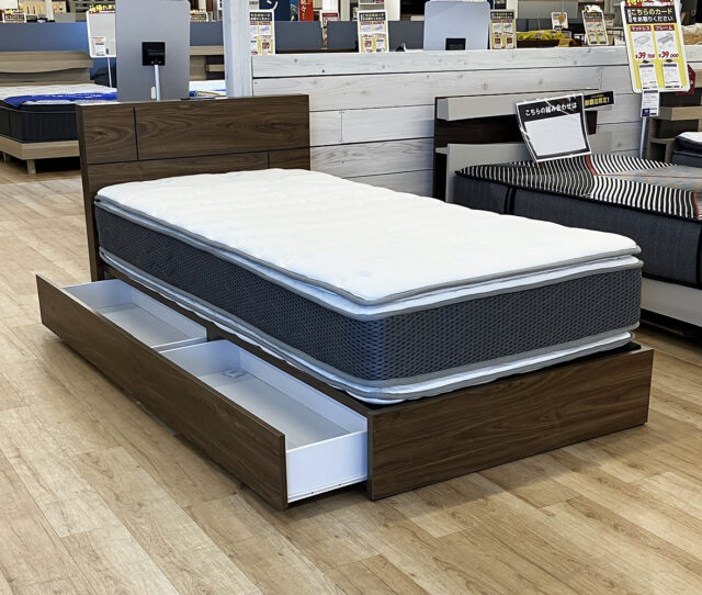 見た目はスッキリ！収納力はしっかり！大容量の引き出し収納付きの #シングルベッドセット。2口コンセント付きだから、寝ながら充電が出来て便利。マットレスは程よい硬さの寝心地で、側面はメッシュ生地だから通気性◎