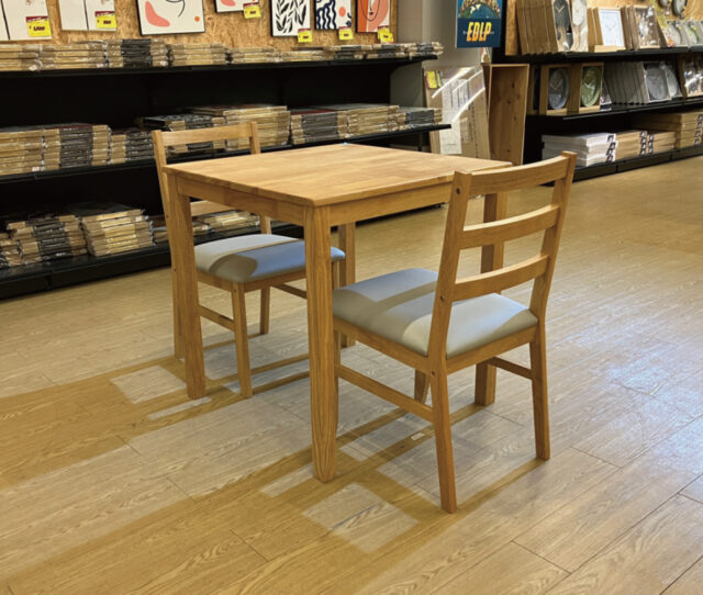 ラバーウッドの天然木を使用したぬくもりのある食卓3点セット！一人暮らしを始める方におすすめのお部屋に圧迫感を与えないコンパクトサイズ♪当日持ち帰り可能なうれしい梱包サイズも魅力！