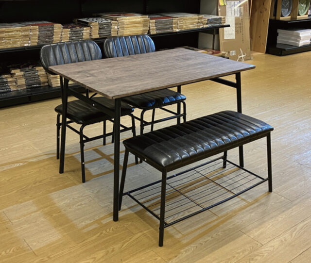 省スペースでお部屋が広々使えるダイニングセット！木の凹凸を再現した木目柄テーブルは水気や汚れに強いPVCシート仕上げ！ちょっとした荷物が置ける棚付きベンチが便利◎