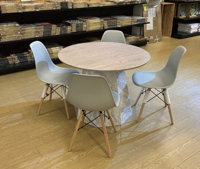 木目調天板と大理石風の脚が個性的なテーブルと自社人気チェアを組合わせた食卓5点セット♪テーブル脚が邪魔にならないから立ち座りが楽々◎チェアは汚れても簡単にお手入れできるプラスチック製！