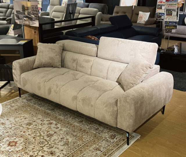 サンプル品の為、限定1点限り！程よい座面の硬さと、頭部角度調整機能付きで、長時間座っても疲れにくい◎うれしいクッション2個付き！