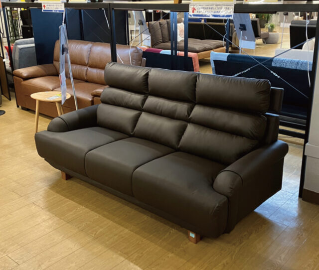 程よい座面の硬さと背もたれの高さで長時間座っても疲れにくいソファ！合皮なので汚れもサッとひとふき！お手入れ簡単！