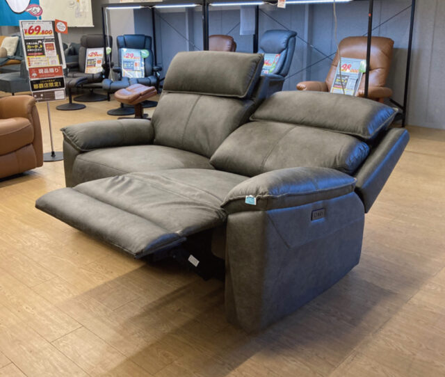 キズ・汚れに強いファブリックレザー仕様の電動ソファ！柔らかい座り心地と肌触りで、リラックス♪2人掛けなのでコンパクトで置き場に困らない！