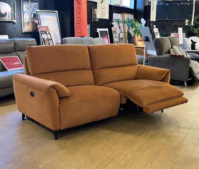 お好みの角度で、最高のリラックスを。指先ひとつでスイッチ操作が可能な #電動リクライングソファ。読書、映画鑑賞、そしてお昼寝まで。その時の気分に合わせた「自分だけのベストポジション」をお楽しみ下さいませ♪