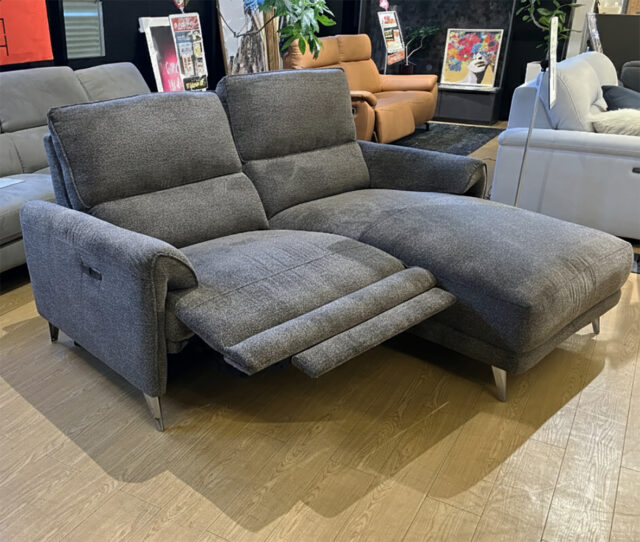 「好みの角度に調整できる」 #電動リクライニングと「足を伸ばして座る」カウチソファの心地よさ。その両方を1つのソファに凝縮♪リビングを世界で1番快適な場所に変える、最高の1台です！