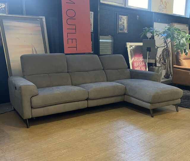 ＜#プレミアム1点限り＞重厚感漂う #電動カウチソファ。角度調整可能なヘッドレストと右側の電動リクライニングで、ゆったりリラックス♪幅256cmの贅沢設計が上質なくつろぎを演出します。