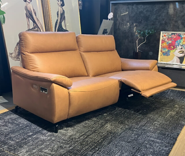 まるでプライベートシアター！背もたれ部分にスピーカーが内蔵された２人掛け #電動リクライニングソファ。Bluetooth対応でスマホと接続し、映画や音楽を臨場感あるサウンドで楽しめる！USBポート搭載で充電もOK◎