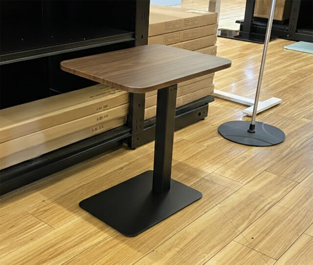 ソファやベッド横にあると便利！ちょい置きに便利なサイズ感の #サイドテーブル。シンプルで使いやすいデザインだから、お部屋に合わせやすく、レバー1つでお好みの高さ(52～77.5 cm)に調整可能です。