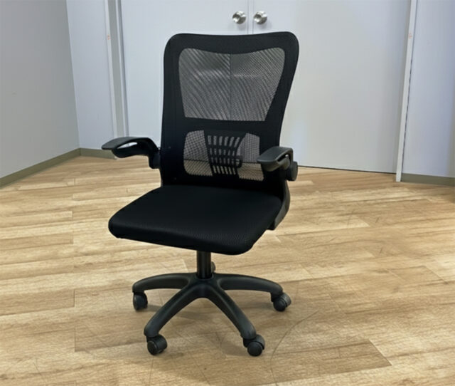 長時間座っても蒸れにくく快適♪通気性の良いメッシュ生地仕様の #デスクチェア。ランバーサポートが腰を支え、正しい姿勢をキープ◎座面の高さ調整も出来て、身体に合わせてフィットしてくれます。在宅ワークや学習用としても使いやすく、初めての1脚にもオススメです。
