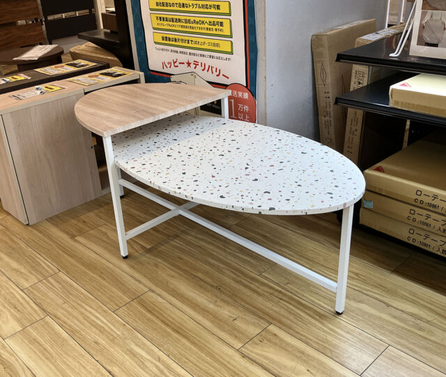 丸みのあるフォルムとナチュラルな天板の組み合わせがGOOD！白を基調にピンクやアイボリーを取り入れたテラゾー柄がかわいい #ローテーブル。トレンド感のあるデザインで、韓国インテリアにもぴったりな一台です。