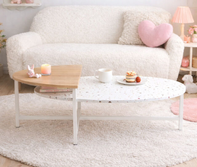 丸みのあるフォルムとナチュラルな天板の組み合わせがGOOD！白を基調にピンクやアイボリーを取り入れたテラゾー柄がかわいい #ローテーブル。トレンド感のあるデザインで、韓国インテリアにもぴったりな一台です。