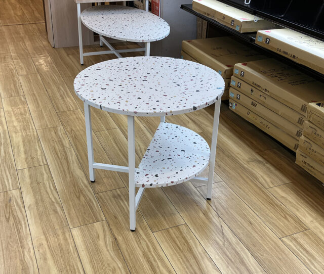 韓国インテリアにピッタリ！おしゃれで可愛いテラゾー柄 #ローテーブル。白を基調に、ピンクやアイボリーを散りばめたテラゾー柄が目を引くデザイン◎2段天板仕様なので、作業スペースとディスプレイを使い分けて楽しめるのもポイント！