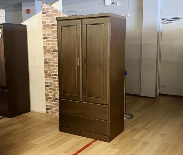 渋めの重厚感◎衣類をすっきり収納できる #ワードローブ。右扉の内側には、ミラーとネクタイ掛け付きで、身だしなみチェックや小物の整理にも便利◎引き出しはフルオープンスライドレール仕様で奥まで見やすく、出し入れもスムーズです。