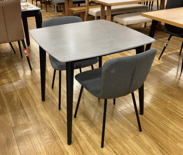 キズ・熱に強く耐久性の高いセラミックテーブルの食卓セット！アルコールや除菌シートにも強い◎新生活を始める方にもおすすめのコンパクトサイズ！色違いのホワイトも