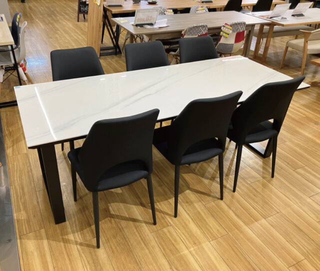 人気のセラミック食卓７点セット、限定3台！取り扱いはOK那覇店のみ！日頃のお手入れが簡単にできるセラミック天板！ご自宅だけではなく、オフィスのミーティングテーブルにもオススメ！安定感のある座り心地のチェアは合皮製で汚れても拭きやすい◎