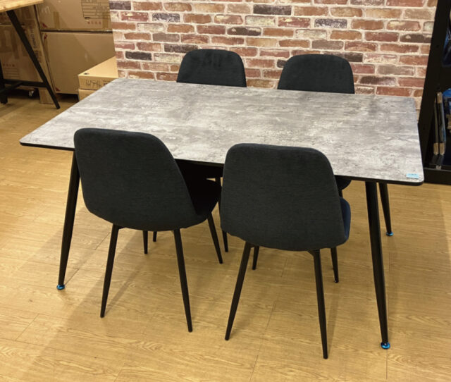 キズに強い食卓５点セット！お手入れ簡単！傷や汚れに強い強化シートのテーブルは角が丸く安全性も◎ガタ付き調整できるアジャスター付き！