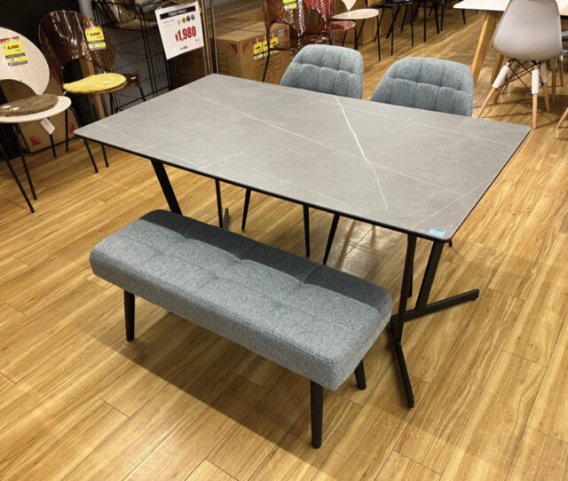 高級素材セラミックダイニング4点セット！立ち座りが楽にできる2本脚テーブルはセラミックで熱や傷に強い！撥水機能付きチェアとベンチで飲み物をこぼしても安心♪