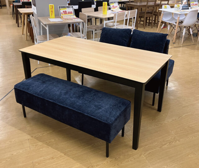 背付きベンチのダイニング3点セット！メラミン素材テーブルはキズや汚れに強く、お手入れ楽♪撥水機能付きのソファ・ベンチはクッション性も良く座り心地も◎