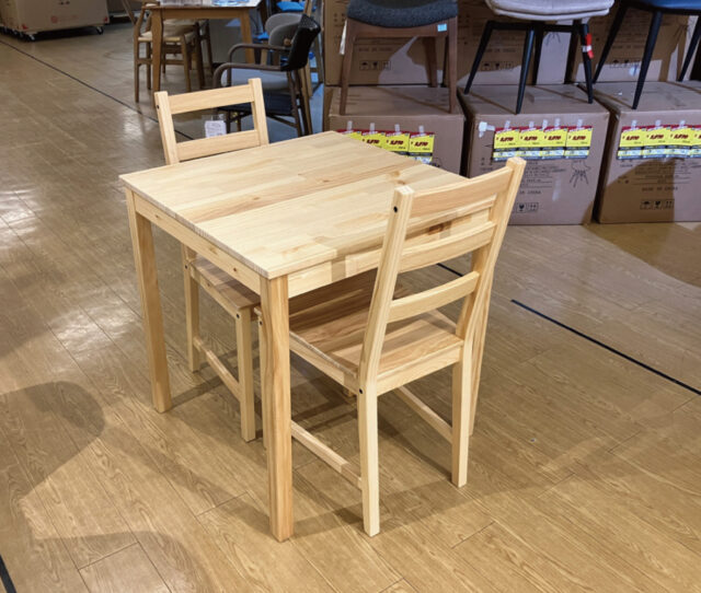 天然木がお洒落なダイニング3点セット！天然木パイン材を使用した木の温もり溢れるセット♪コンパクト梱包だから今日持ち帰れて、今日から使える！これから新生活を始める方におすすめ！