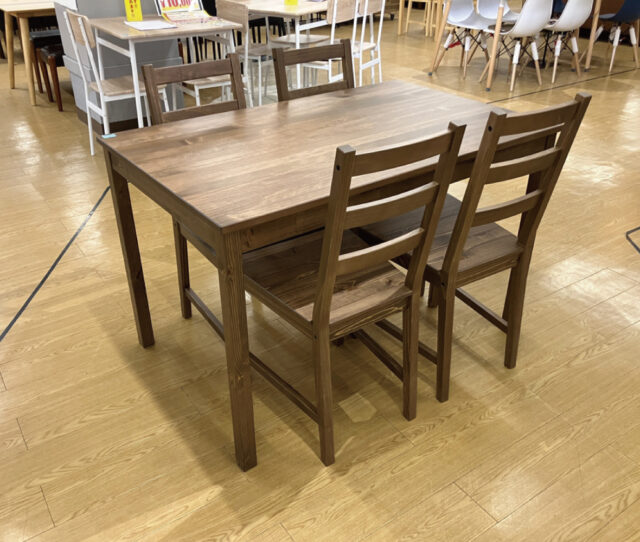 温かみ感じる天然木を使用した食卓５点セット！パイン材は、軽い木材のため移動も楽にできる◎軽自動車でも持ち帰ることができるコンパクト梱包で買ったその日から使える！