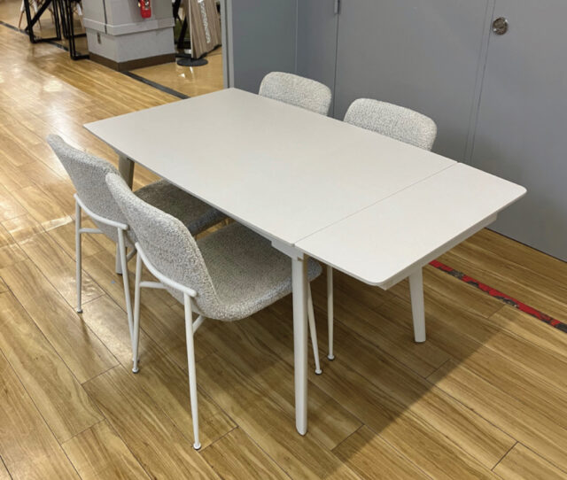 ３段階伸長式ダイニング５点セット！120→145→170cmと3段階で伸びるテーブルは、家族の成長やホームパーティーで仲間が集まる時にも大活躍◎熱、傷、水分に強く耐久性が高いセラミック仕様