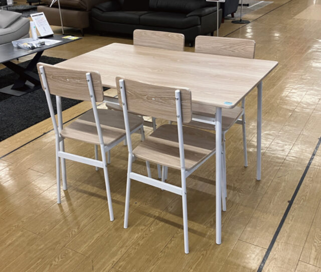 コンパクトサイズで持ち帰りもできる食卓５点セット！軽自動車でも持ち帰りできるコンパクト梱包♪新生活を始める方におすすめ！食事も仕事や勉強も◎この価格で購入できるのはＯＫだけ！