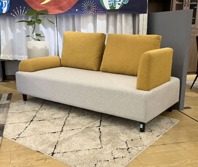 座る、寝転ぶ、寄りかかる！使い方自由な #フリーソファ。ヒジ・背は可動式で、くつろぎ方に合わせて自在にアレンジOK！座面にはSばねを採用し、程よい弾力のある座り心地。リラックスタイムから来客時まで幅広く活躍し、お部屋に合わせた使い方ができる万能ソファです。