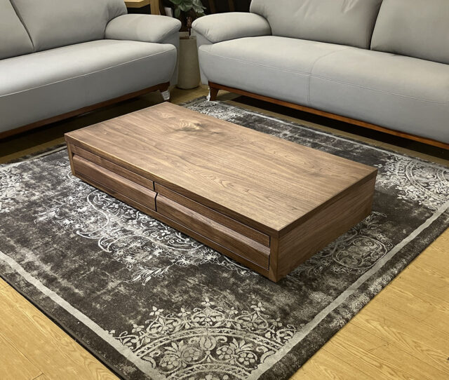 低め設計でお部屋も広く見える！重厚感のある木目が美しい #ローテーブル。引き出しはフルオープンレールだから、奥までしっかり見えて出し入れラク♪