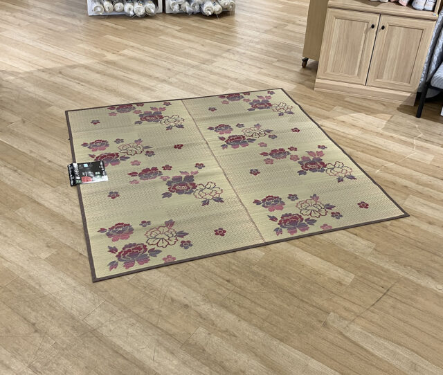 天然い草のやさしい香りが広がる、癒しの香る #ラグ。抗菌・防臭・空気清浄効果で、快適で清潔な空間づくりをサポート◎素足に心地よいさらりとした肌ざわりで、これからの季節にピッタリです。