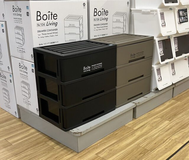 衣類から小物まで幅広く収納できる、使い勝手の良い #5段収納チェスト。クローゼットはもちろん、リビングやダイニングなど場所を選ばず活躍！光沢を抑えた落ち着きのある素材とカラーで、お部屋に自然になじみます。