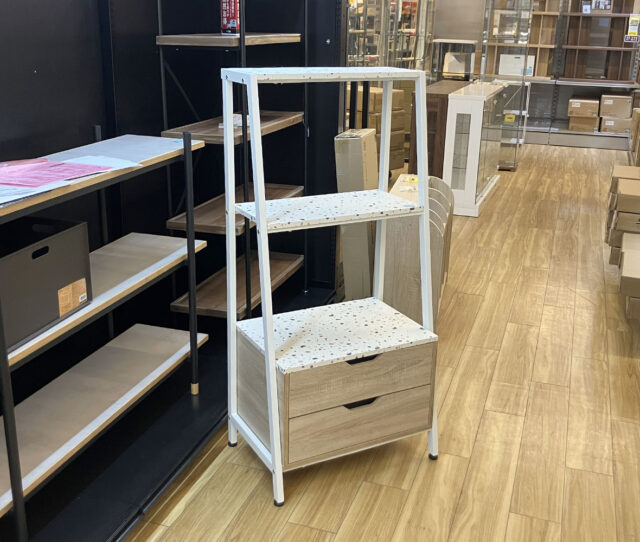 置くだけでお部屋の雰囲気が、おしゃれに！カラフルなテラゾー風の柄が映える #シェルフ。圧迫感のないすっきりフレームに、引き出しはレール付きでスムーズに開閉◎コンパクトだから1人暮らしにもピッタリです。