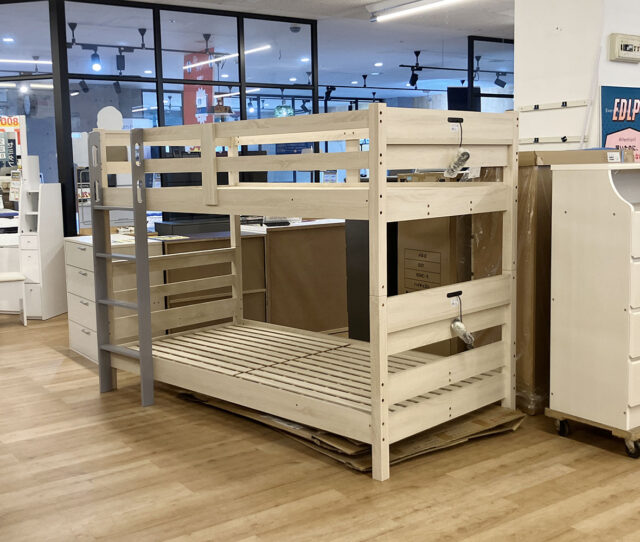 アクセントになっているグレーカラーと木目の組み合わせがGOODな #２段ベッド。上下どちらにも浅めの宮棚があり、小物やスマホ置きに便利！さらに2口コンセントと照明付きで使い勝手も◎固定タイプのはしごには、つかみやすい取手が付いていて、上り下りもスムーズです。