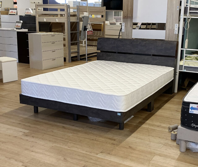 ナチュラルモダンな雰囲気で寝室をオシャレに演出◎落ち着いたグレーカラーと木目の組み合わせがカッコイイ #ダブルベッドセット。2口コンセント付きで充電も便利◎圧縮ポケットコイルマットレスで、持ち帰りやすく快適な寝心地です。