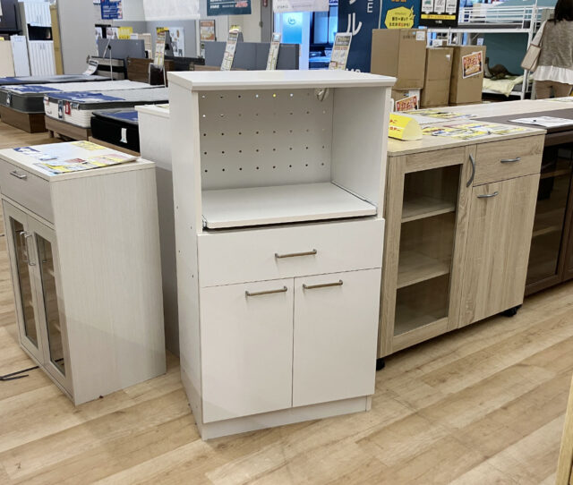 限られたスペースでも使いやすいサイズ感!一人暮らしやサブ収納にもピッタリ！シンプルで清潔感のあるホワイトカラーの #レンジ台。コンパクトながらスライド棚付きで、炊飯器や家電も使いやすい◎収納スペースもついているので、キッチン周りがスッキリです。