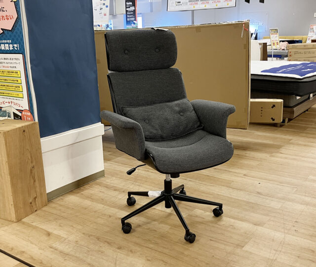 長時間のデスクワークも快適にサポートする #OAチェア。幅広の座面と柔らかなクッションでゆったり座れます♪360度回転・ガス昇降・ロッキング機能付きで使い勝手も◎高級感のあるデザインで自宅ワークにもピッタリです。