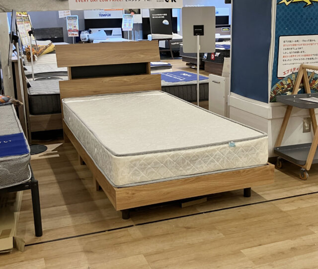 シンプルで温かみのある木目デザインの #シングルベッドセット。ヘッドボードには便利な2口コンセント付きで、スマホの充電や小物置きに◎マットレスはボンネルコイル仕様で、しっかりとした寝心地と安定感があります。