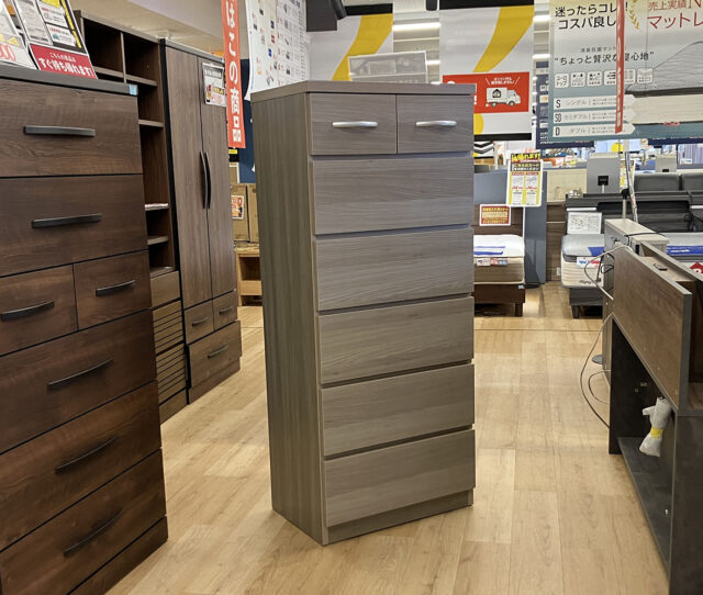 ちょうどいいサイズ感◎シンプルで落ち着いた木目デザインの #ハイチェスト。スライドレール付きの引き出しは開閉がスムーズで、奥の物まで取り出しやすく使い勝手も◎たっぷり収納できるので衣類や小物もすっきり整理できます。