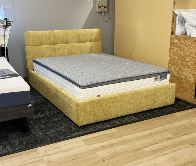 存在感のあるマスタードカラーが可愛い #ダブルベッドセット。お部屋のアクセントになるデザインで、一気におしゃれな空間に◎マットレスは、竹炭素材で消臭・抗菌機能付＆全身をバランスよく包む安定感のある寝心地です。