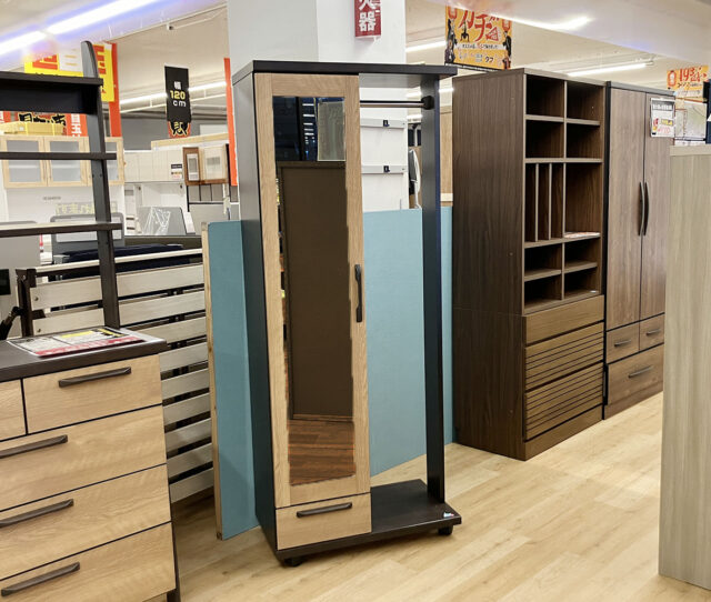 収納も身支度もこれ1台で完結！便利な #ハンガーラック。洋服はサッと掛けられて、棚や引き出しで小物もしっかり収納◎キャスター付きで移動もラクラク♪掃除や模様替えもスムーズに。