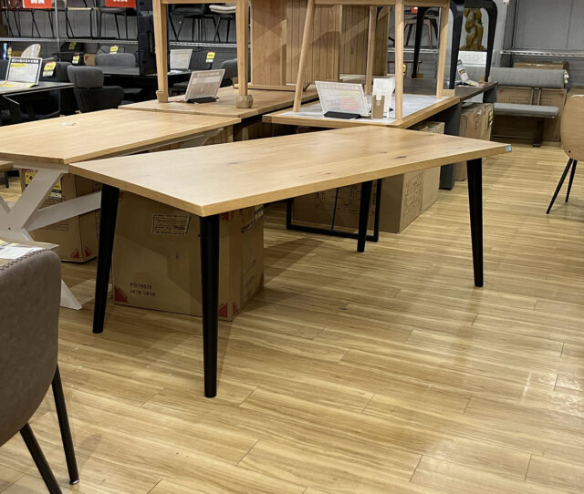 美しい木目の天板と、ブラック脚の組み合わせがGOOD！シンプルな #ダイニングテーブル。どんなお部屋にもなじみやすく、食卓はもちろん作業スペースにもおすすめ◎