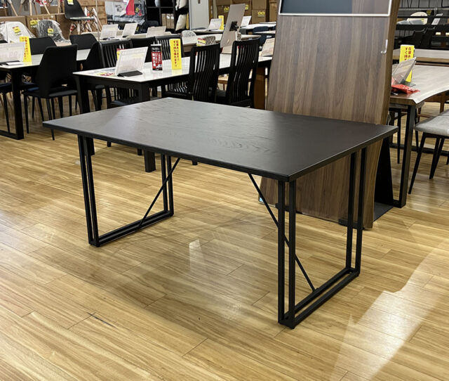 シックな高級感◎無骨なカッコよさがが際立つ存在感抜群の #ダイニングテーブル。美しい木目を活かした天板は、手触りも楽しめる仕上がり！脚はマットな質感のブラックスチールで、粉体塗装で耐久性も高く、アジャスター付きでガタつきも防止◎